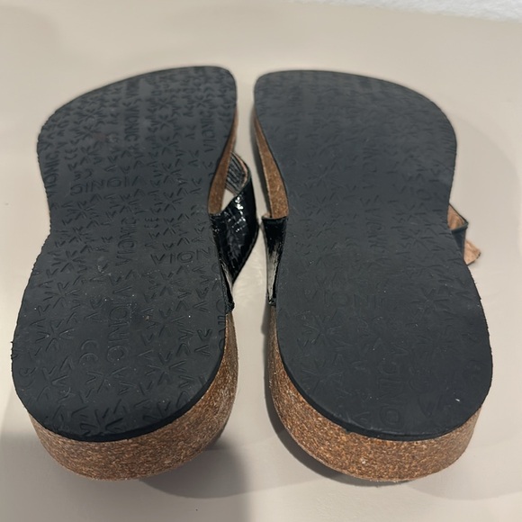 Vionic Shoes Size 8 - Picture 11 of 16